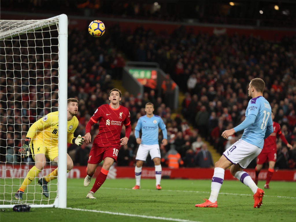 英超巅峰对决:曼城利物浦谁能问鼎之战 反观利物浦,其进球数虽紧随曼城,但球队在