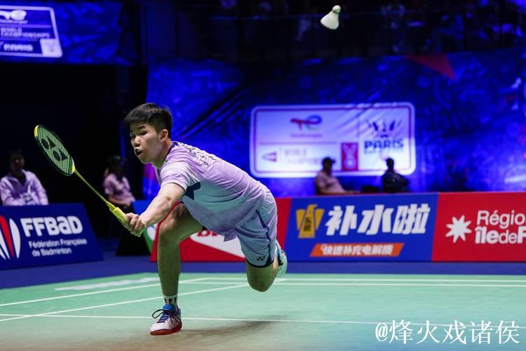 翁泓阳轻松取胜 晋级羽毛球世锦赛男单次轮